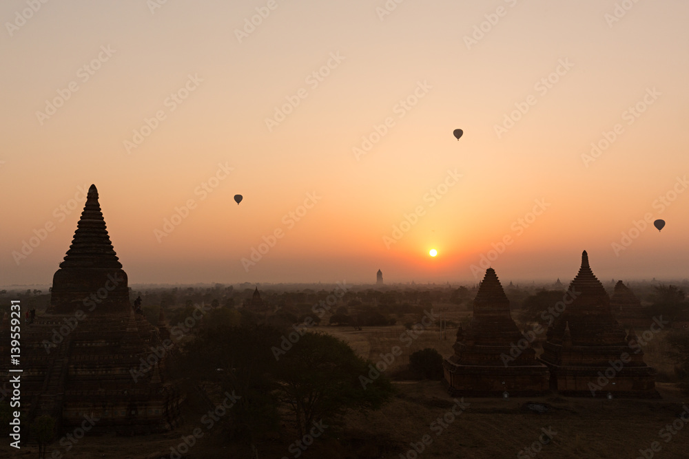 Amanecer en Bagan, Myanmar.