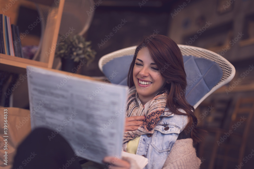 Fototapeta premium Reading newspapers