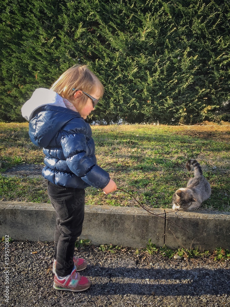 Fototapeta premium bambina fa giocare il gatto