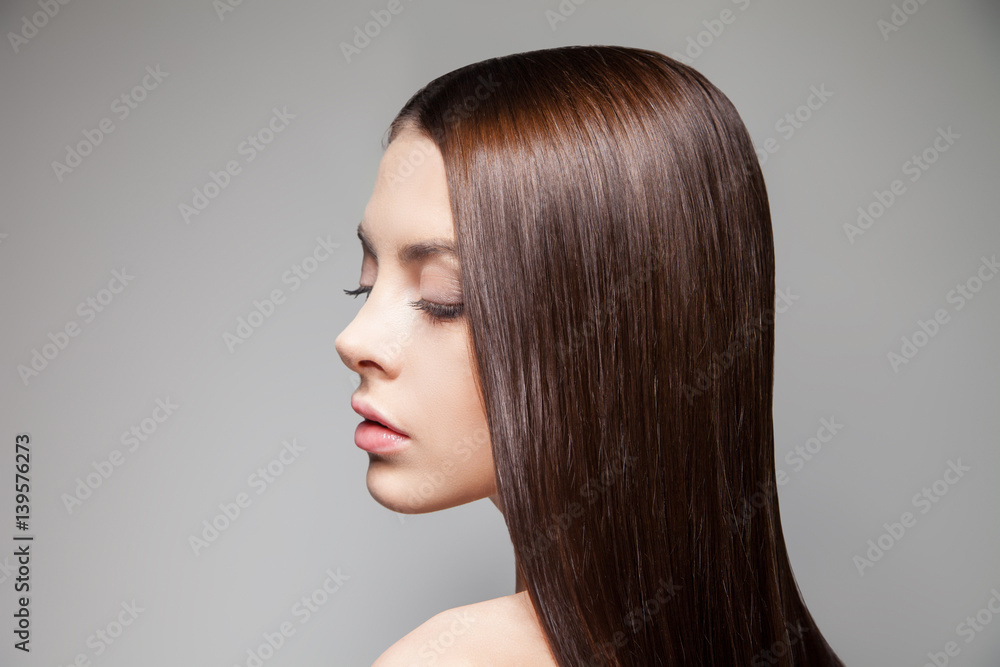 Fototapeta premium Side view of young female looking over shoulder.