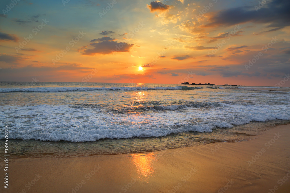 Naklejka premium krajobraz z morzem zachód słońca na plaży