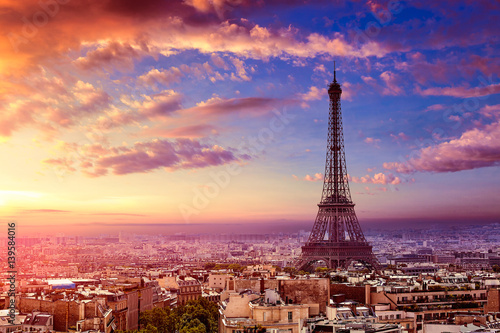 Fototapeta Paryż i Wieża Eiffla w czasie kolorowego zachodu słońca z widokiem