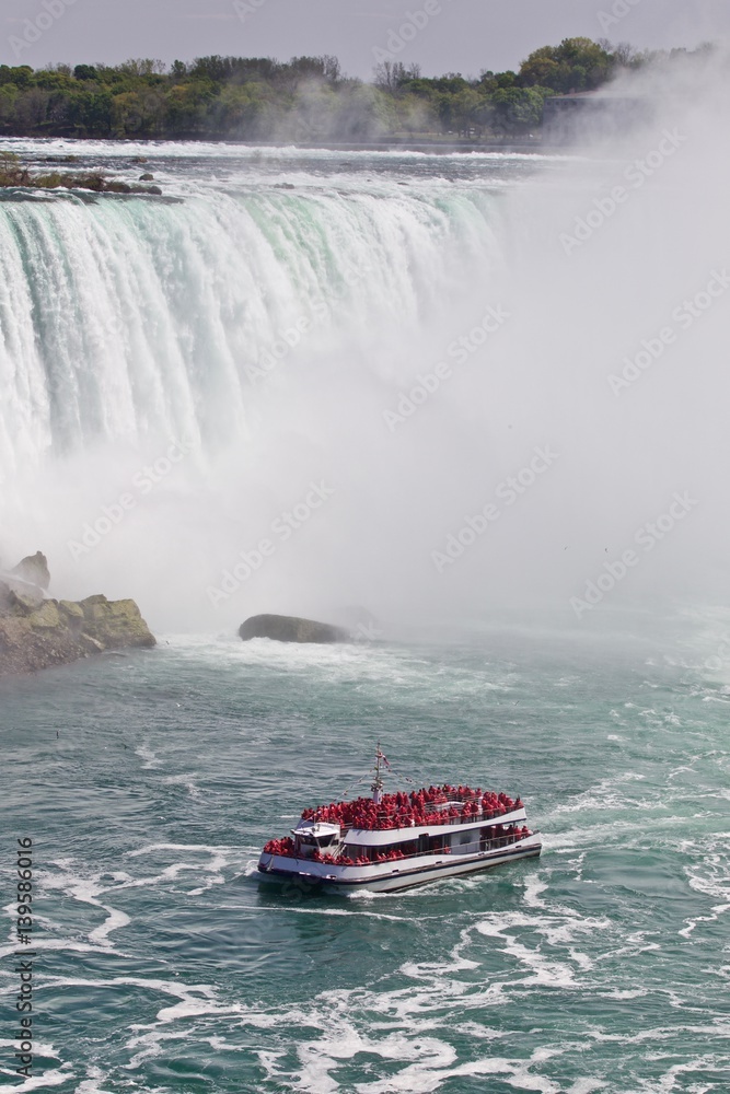 Fototapeta premium Beautiful isolated photo of a ship near amazing Niagara waterfall
