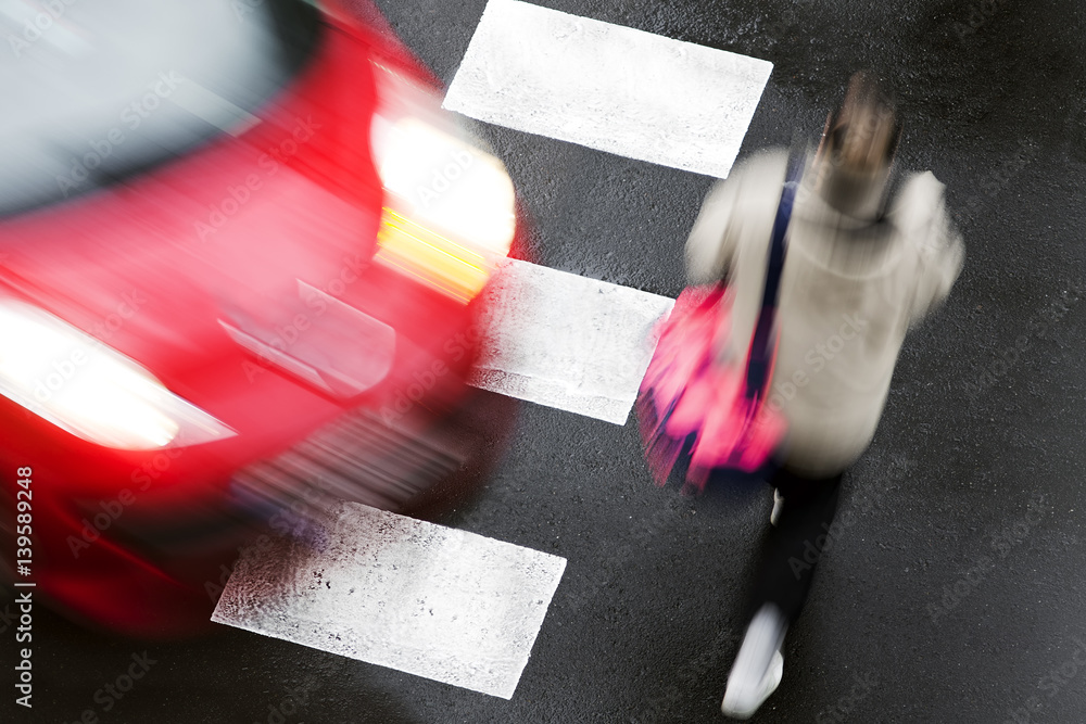 Naklejka premium przejście dla pieszych miasta ulicznego z ludźmi w niebezpiecznej sytuacji