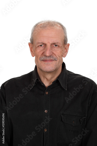 Portret przystojnego, uśmiechniętego, starego mężczyzny, na białym tle.