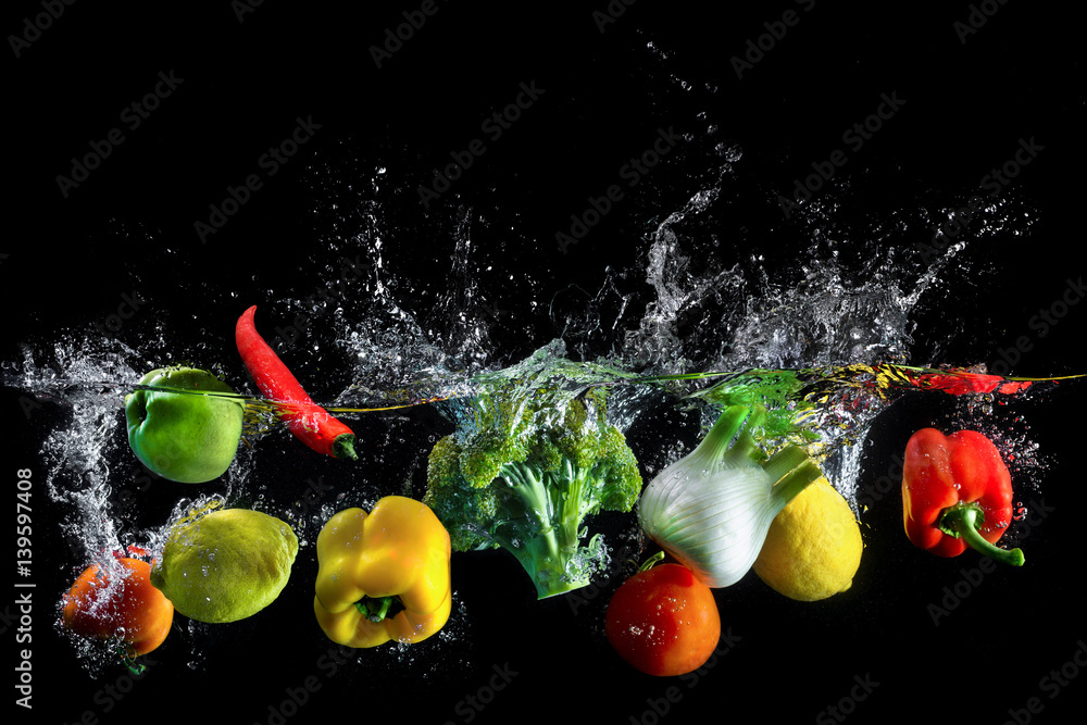 Tableau sur plexiglas avec Légumes éclaboussant dans l'eau fraîche #139597408