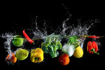 Foto auf Leinwand Küche Gemüse spritzt im Wasser  © Alexander Raths