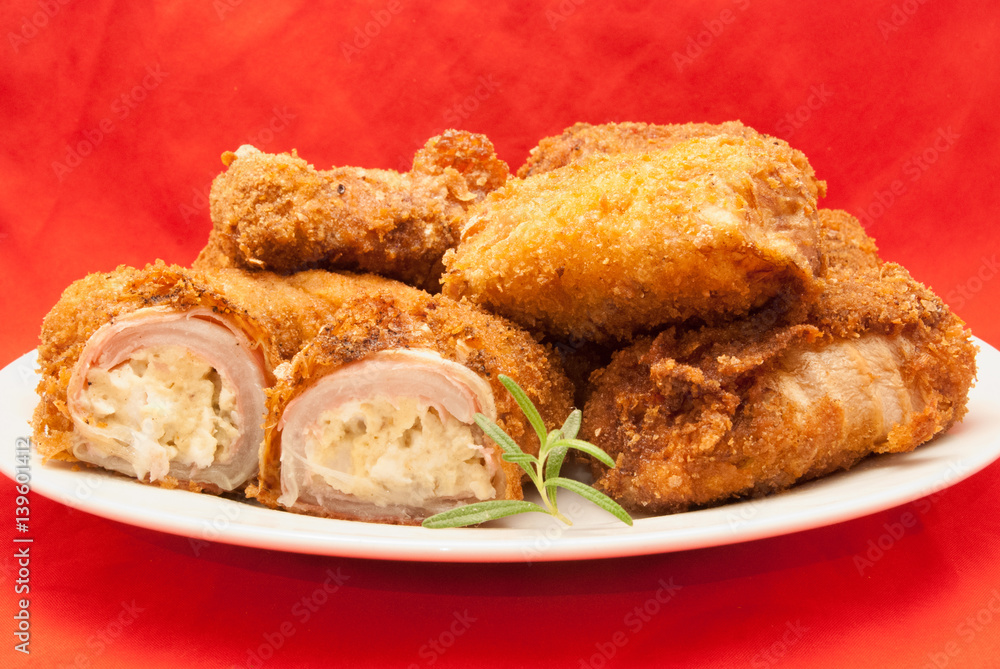 Frittierte Chinakohl-Röllchen mit Hähnchenfleisch-Füllung Frittierte Chinakohl-Röllchen mit Hähnchenfleisch-Füllung