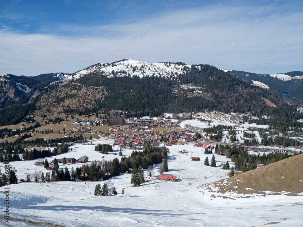 Skipiste in Oberjoch, Allgäu, mit wenig Schnee