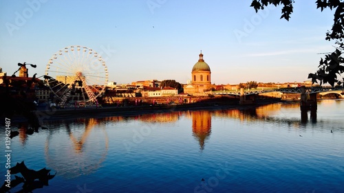 Toulouse  grande roue  Lagrave et pont Saint Pierre depuis la Garonne 