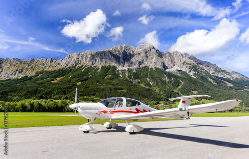 Fotografie DA40 in front of th grimming