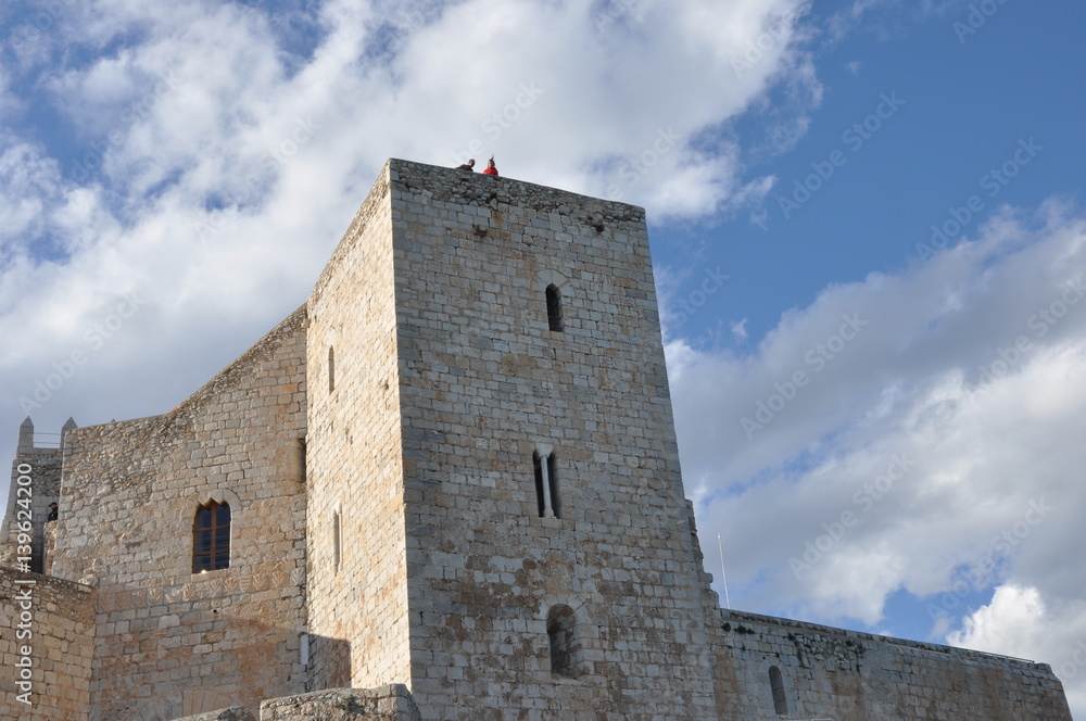 Castillo sobre el cielo azul