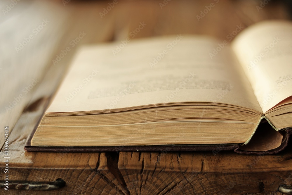 Fototapeta premium aufgeschlagenes buch auf holztisch II