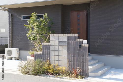 住宅 玄関 外構 植栽 エクステリア 玄関アプローチ デザインブロックを組み合わせたデザイン Stock Photo Adobe Stock 住宅 玄関 外構 植栽 エクステリア 玄関アプローチ デザインブロックを組み合わせたデザイン Stock Photo Adobe Stock