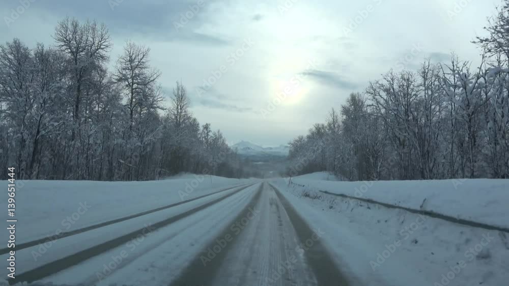Fahrt auf der E6 Richtung Narvik, Norwegen
Fahrt auf der E6 Richtung Narvik, Norwegen