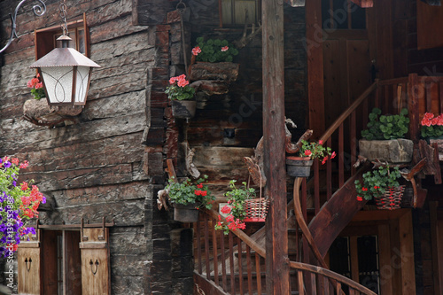 Blumenschmuck an einem Gomser Bauernhaus