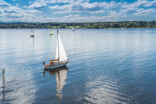 Segelboote segeln im Starnberger See in Bayern