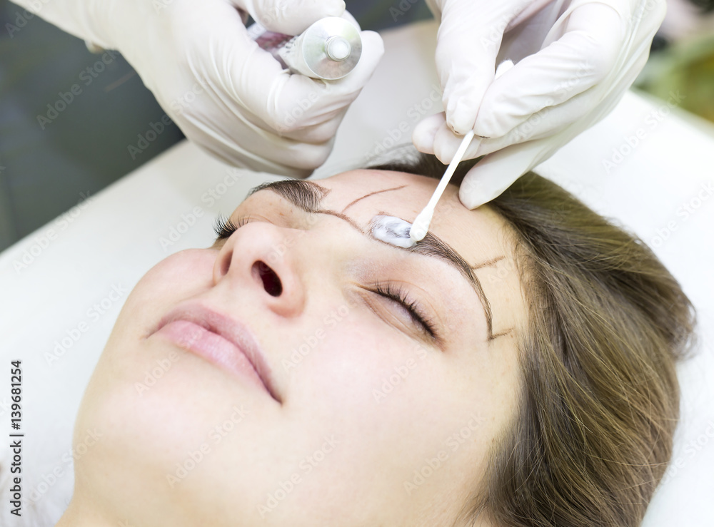 Mikrobleyding eyebrows workflow in a beauty salon Mikrobleyding eyebrows workflow in a beauty salon