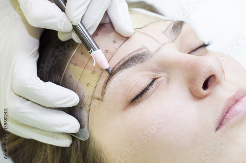 Mikrobleyding eyebrows workflow in a beauty salon 