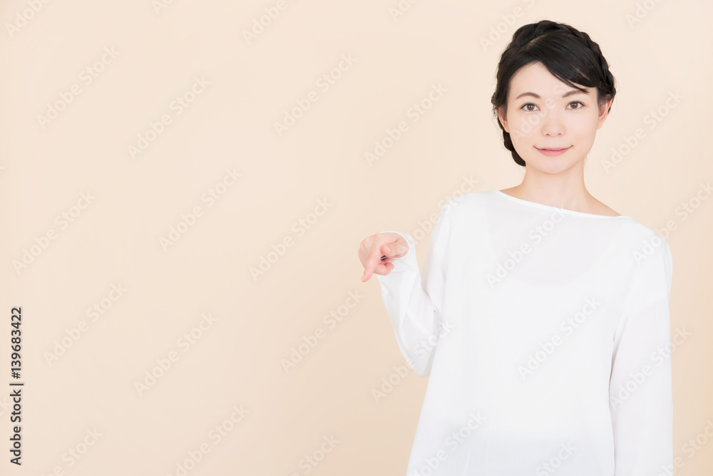 下を指差す女性 下を指差す女性