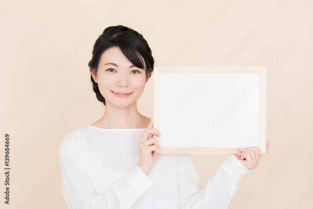 ホワイトボードを持つ女性 ホワイトボードを持つ女性