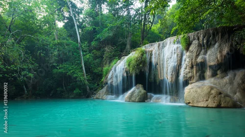 Obraz Zielona natura z zielonym siklawa krajobrazem, Erawan siklawa lokalizował Khanchanaburi prowincję, Tajlandia
