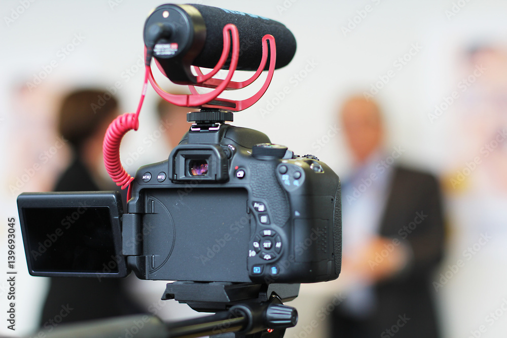 SLR Kamera mit Mikrofon beim Presse Event Stock Photo | Adobe Stock