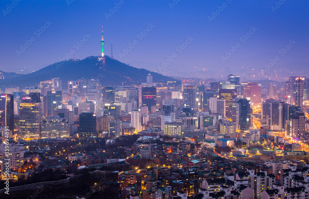 Naklejka premium Seul City Skyline i N Seoul Tower w Seulu w Mglistym dniu, Korea Południowa.