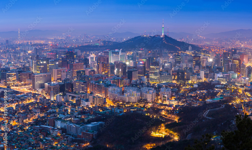 Fototapeta premium Seoul City Skyline i N Seoul Tower w Seulu, Korea Południowa