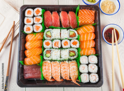 Sushi takeaway tray