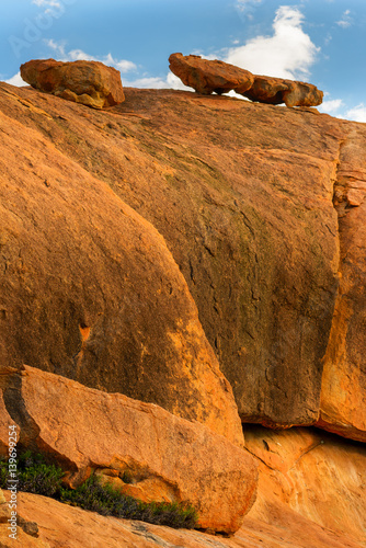 Felsformation in orange und rotbraun, natürliche Farben, Monolith, Felsen, Outcrops, Outback, Westaustralien, Australien photo