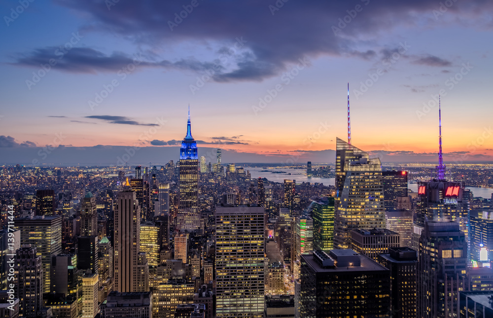 Fototapeta premium Widok z lotu ptaka na Manhattan Skyline o zachodzie słońca - Nowy Jork, USA