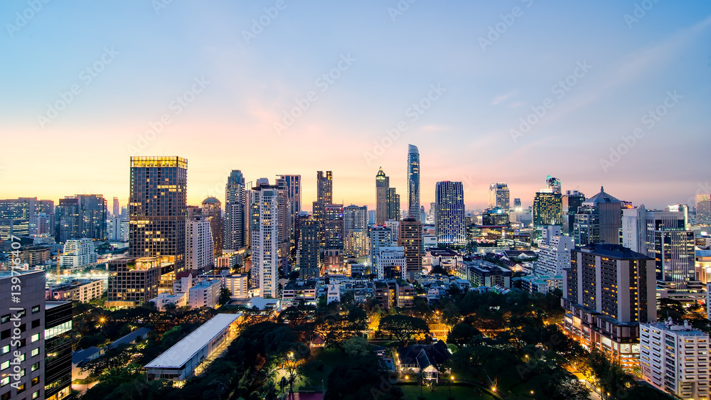 Obraz premium Bangkok capital city of Thailand in business areas at sunset meet nightlight