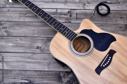 chitarra acustica su  una base di legno photo