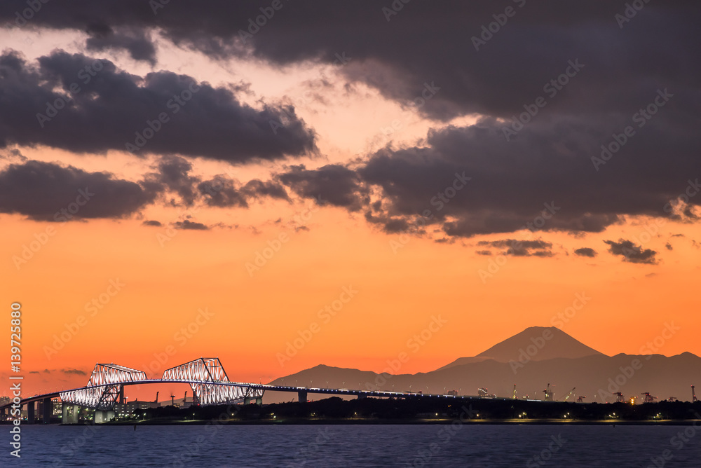 夕焼けの東京湾　富士山とゲートブリッジ