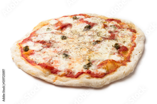 Pizza con mozzarella, sugo, capperi e origano