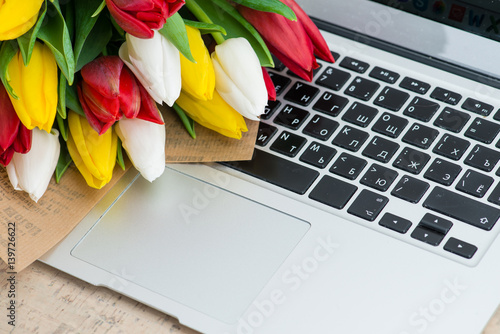 Fototapeta Naklejka Na Ścianę i Meble -  tulips on a laptop