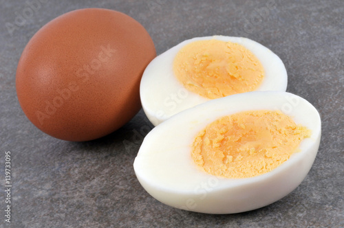Un  œuf coupé en deux et un œuf frais 
