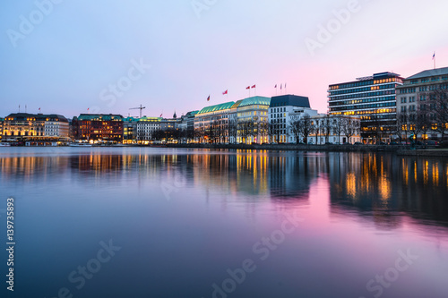Die Binnenalster in Hamburg bei Sonnenuntergang