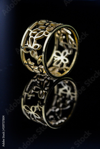 Elegant ring made of gold