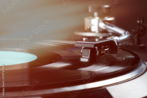 Tableau sur toile vintage turntable in action close up