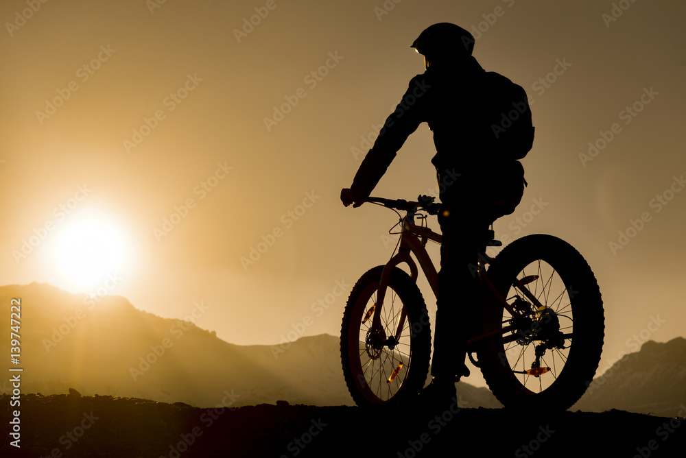 Fototapeta premium fatbike gezisi & günbatımı izleyen bisikletçi
