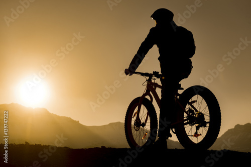 fatbike gezisi & günbatımı izleyen bisikletçi photo