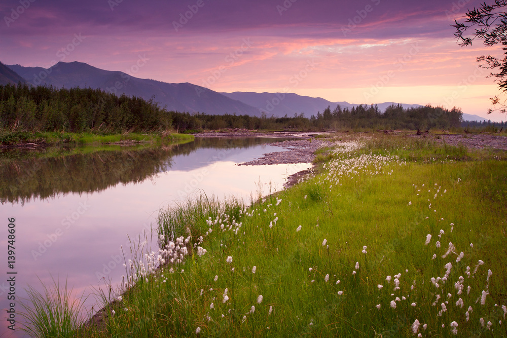 Obraz premium Red clouds over the river. The River Moma. Yakutia. Russia.