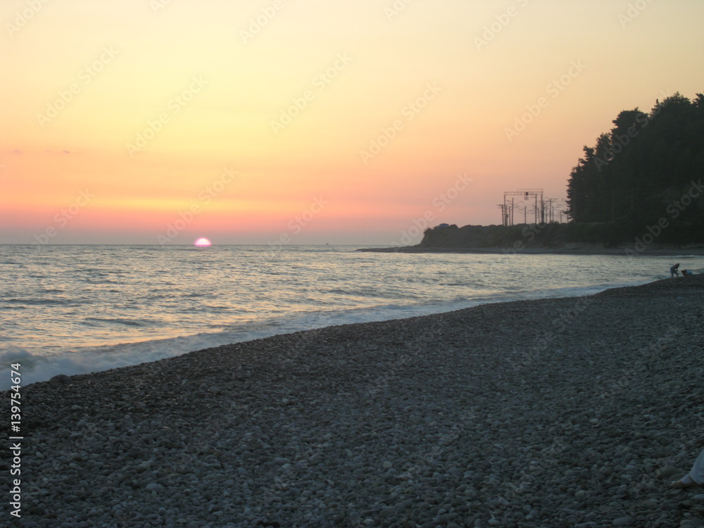 Weiß gelb oranger Sonnenuntergang am Meer