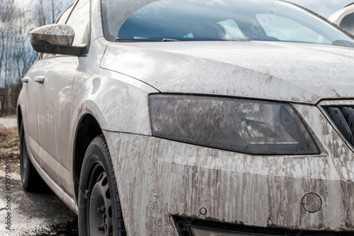 Obraz na płótnie Dirty white car w salonie