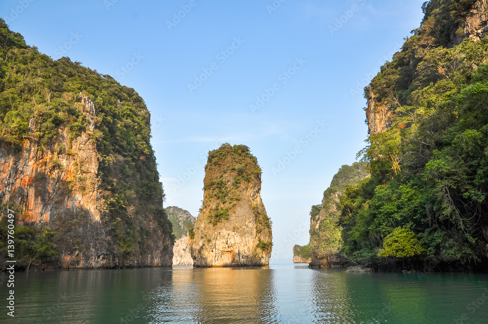 Obraz premium Rocky island in Phang Nga bay, Thailand