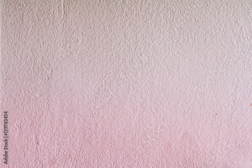 imbiancatura grezza e ruvida di un muro interno con le tonalità rosa e fucsia photo