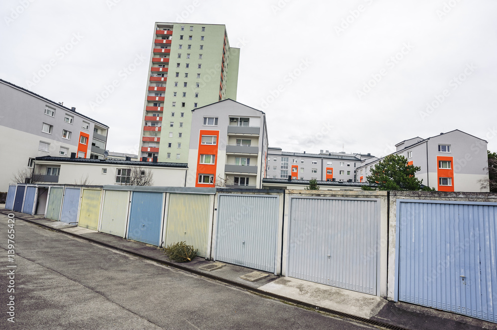 Fototapeta premium Wohnhausanlage mit bunten Garagen