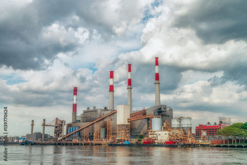 Obraz premium NEW YORK CITY, USA: Ravenswood Generating Station is a 2,480 megawatt power plant in Long Island City in Queens, New York. It is capable of producing 2,480MW of energy.